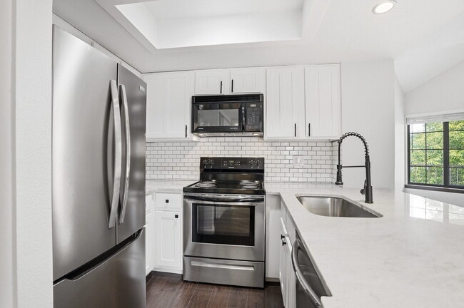 Building Photo - $2,095.95- 1 Bed, 1 Bath Updated Lofted Condo in Boulder with Central AC and In-Unit Laundry!