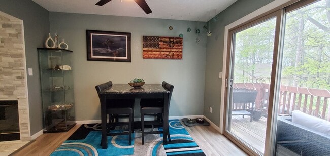 Building Photo - Maplewood Hills 2 Bedroom End Unit Townhome