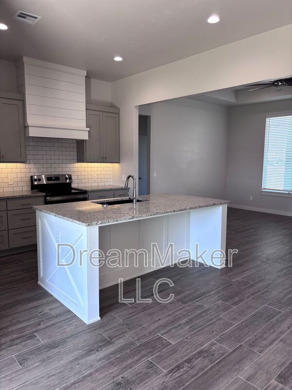 Building Photo - 900 Apple Blossom Wy