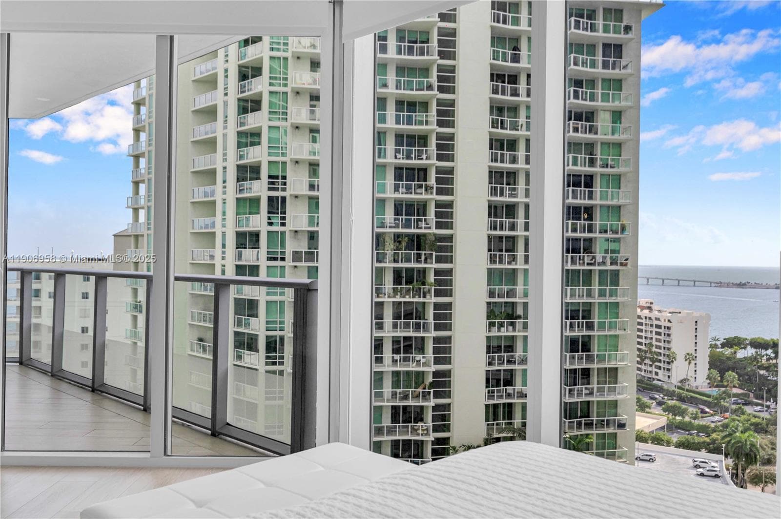 Building Photo - 1300 Brickell Bay Dr