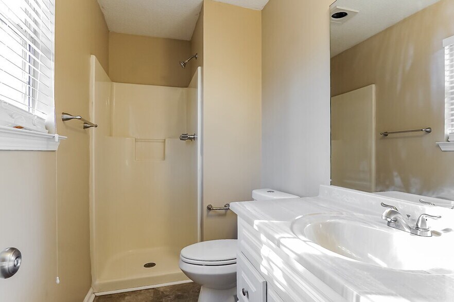 Building Photo - 5811 Willow Crest Dr