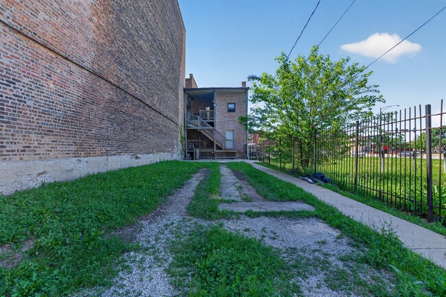Building Photo - 3354 W Jackson Blvd