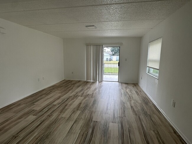 Building Photo - 6509 Dumont Ave