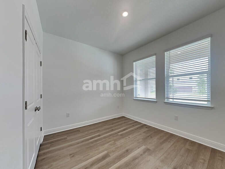 Building Photo - 575 Worcester Ct