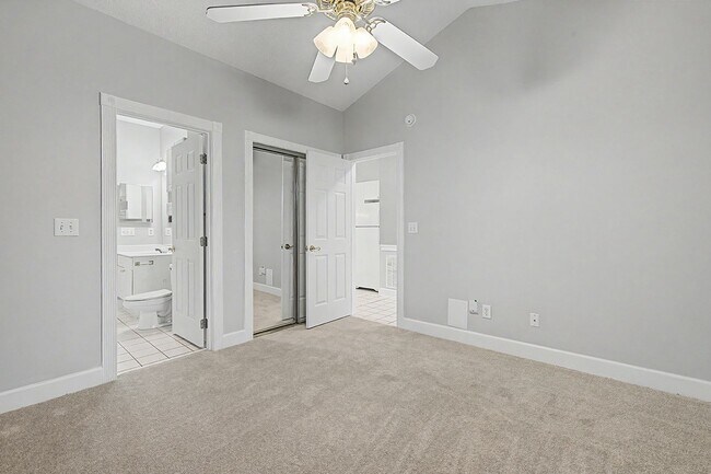 Building Photo - Condo in Arrowhead with brand new paint and carpet!