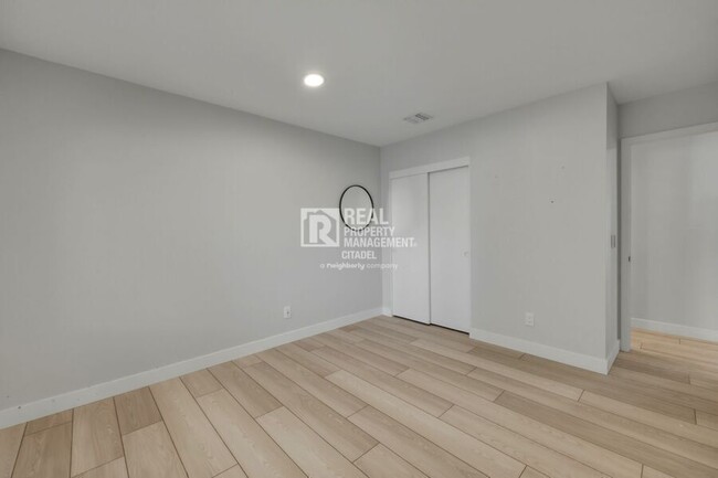 Building Photo - 1027 E Palm Ave