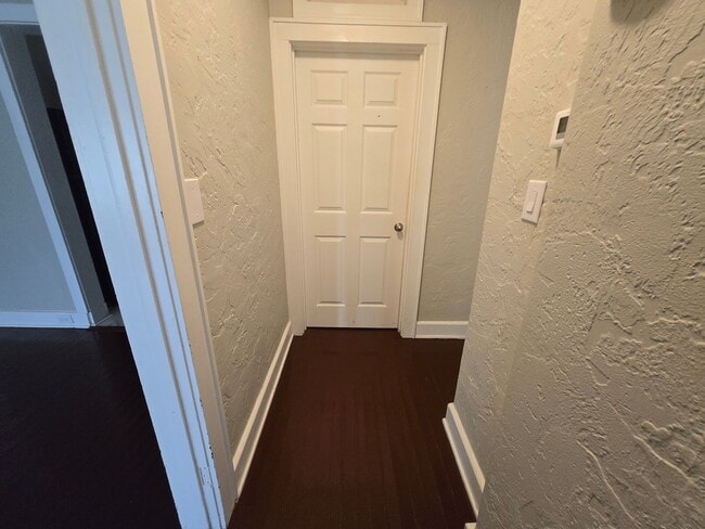 Building Photo - AVAILABLE NOW - Charming 3 Bed / 2 Bath Ho...