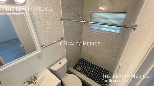 Building Photo - 2530 N Palm Dr