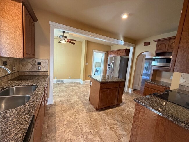 Building Photo - East Sacramento Home | 3 bedroom / 2 bathroom |1 bedroom 1 bath ADU | Available Now!