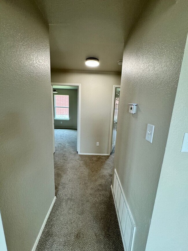 Building Photo - Beautifully 3 Bed, 2 Bath Renovated Home Near Austin – Spacious Layout & Community Perks