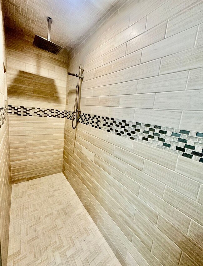 Building Photo - Elegant Estate in the Country Club Setting-Mother in law suite