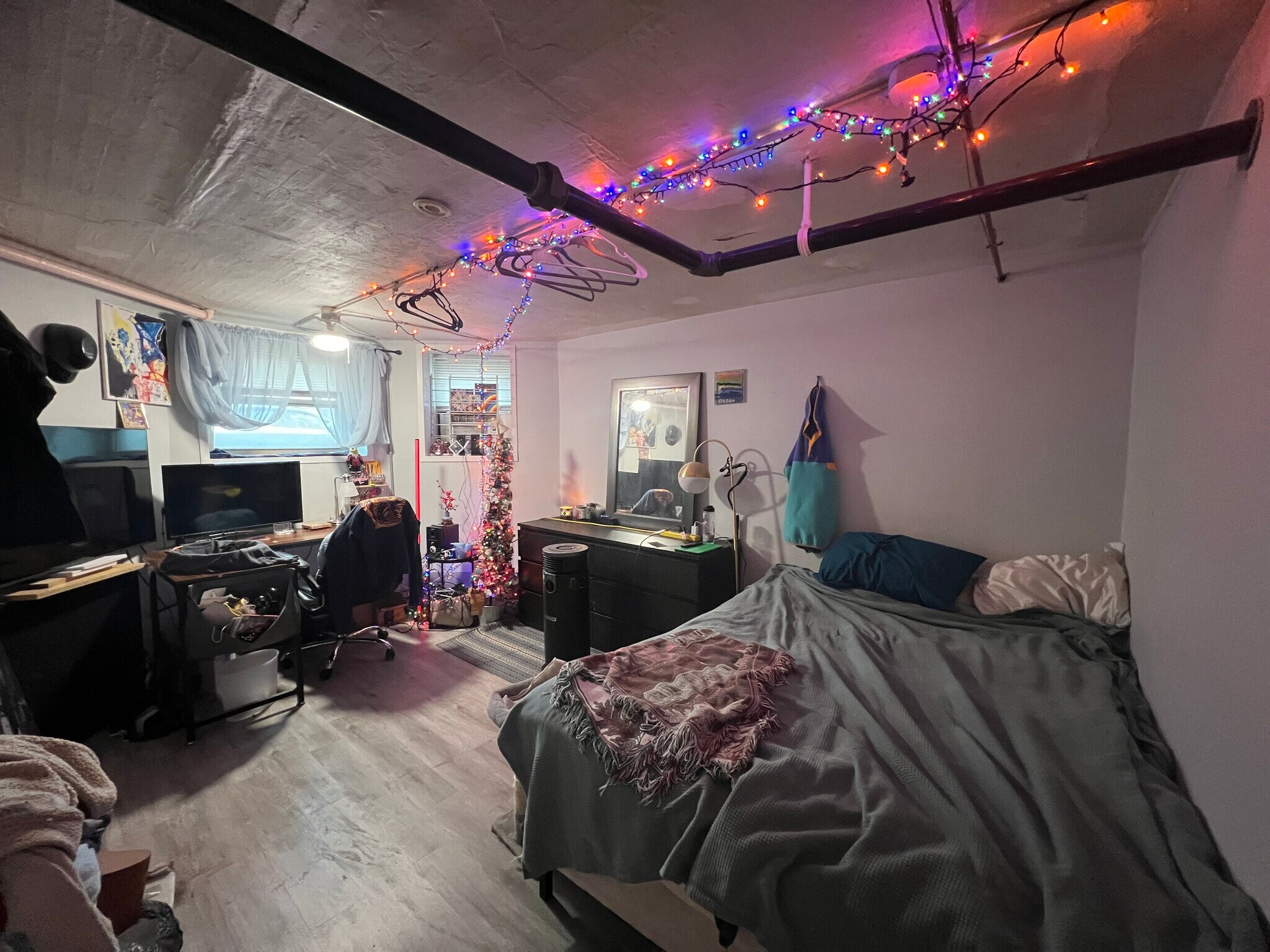 Building Photo - 1620 W Thome Ave