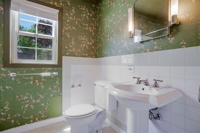 Building Photo - Live on Historic Park Avenue in this 2 Bed 1.5 Bath Single Family Home!