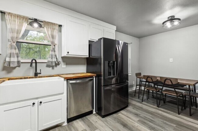 Building Photo - Fully Furnished Room for Rent- $550- Loren...