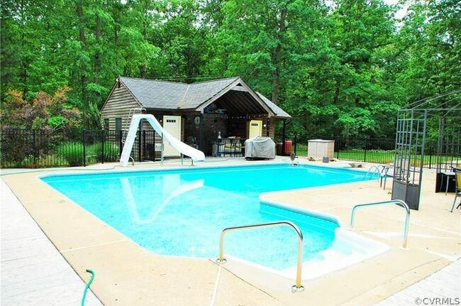 Building Photo - Large Walkout Basement Apartment w/ Pool