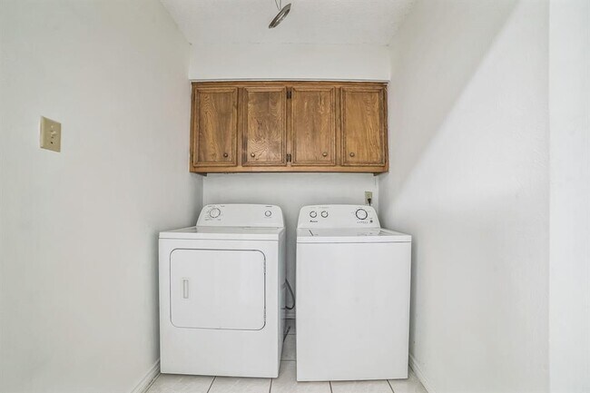 Building Photo - 601 Cedar Ridge Dr