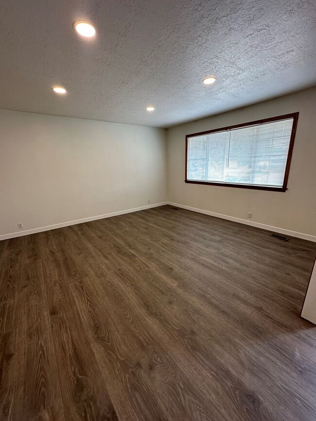 Building Photo - 5 Bedroom Home with 2 Car Garage
