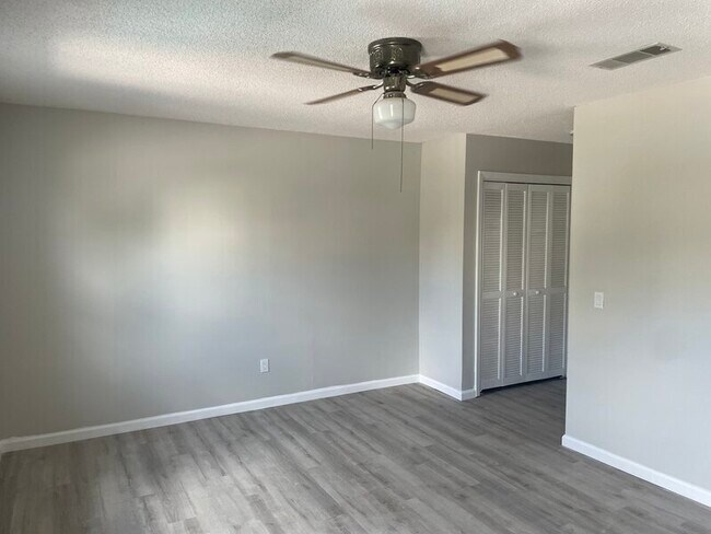 Building Photo - 153 Lionsgate Dr