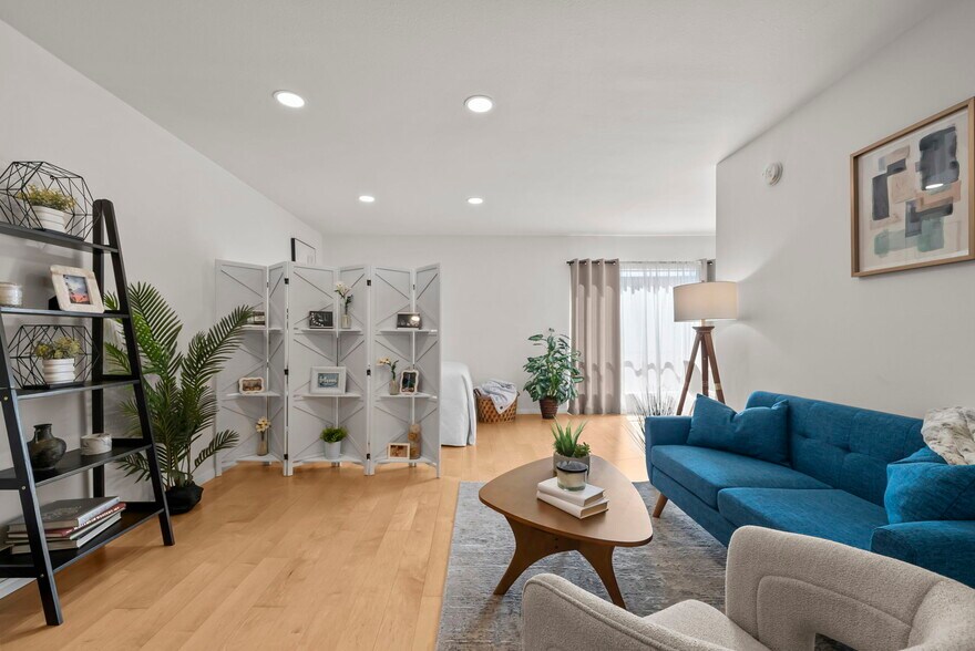 Facing South - 1735 N Fuller Ave