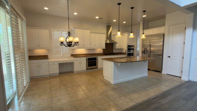 Building Photo - A Perfect Blend of Luxury, Comfort & Style