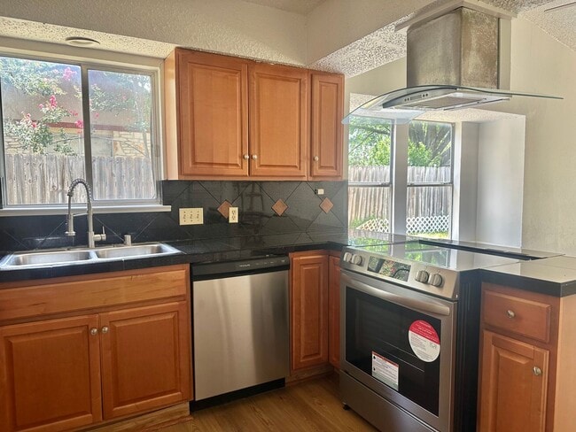 Building Photo - AVAILABLE NOW!