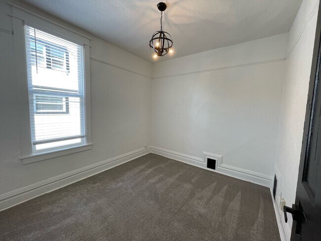 Building Photo - Newly Remodeled 6 Bedroom Eastside Upper Unit