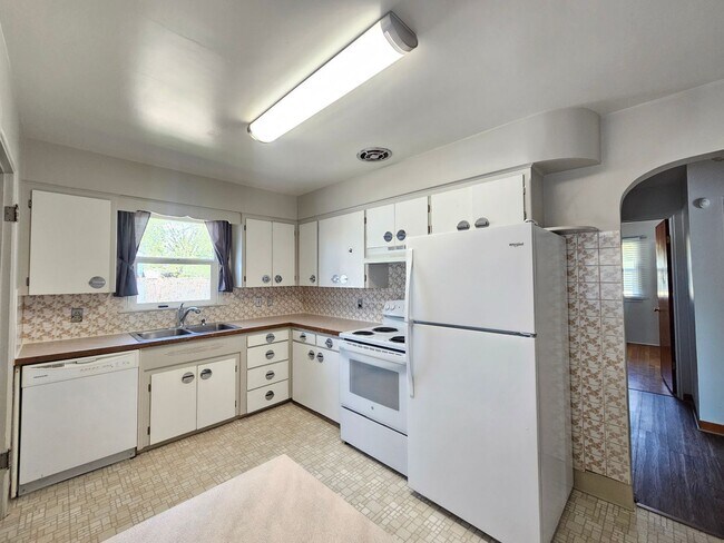 Building Photo - $2,095 - 3 Bed / 2 Bath Charming Rancher H...