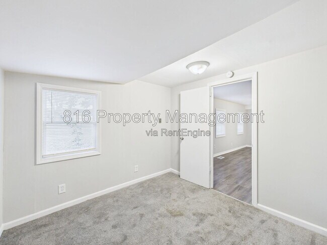 Building Photo - 126 S Village Terrace