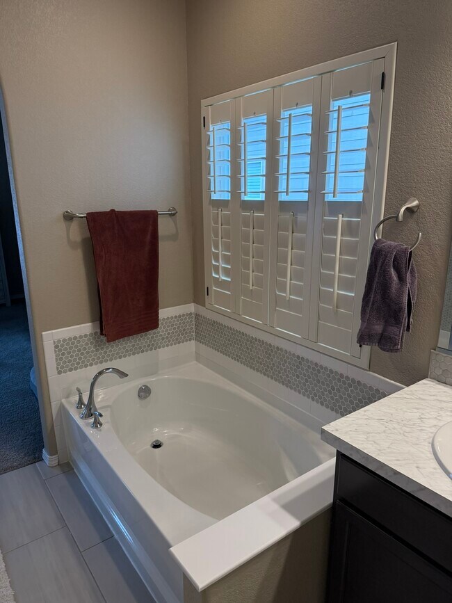 Building Photo - 9958 Golf Crest Dr