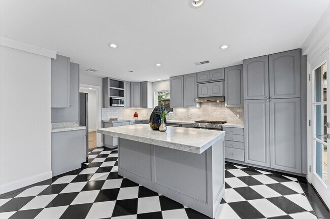 Building Photo - 6158 Burgoyne Rd