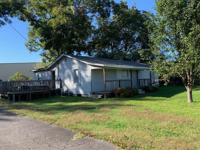 Building Photo - 501 N Pecan St
