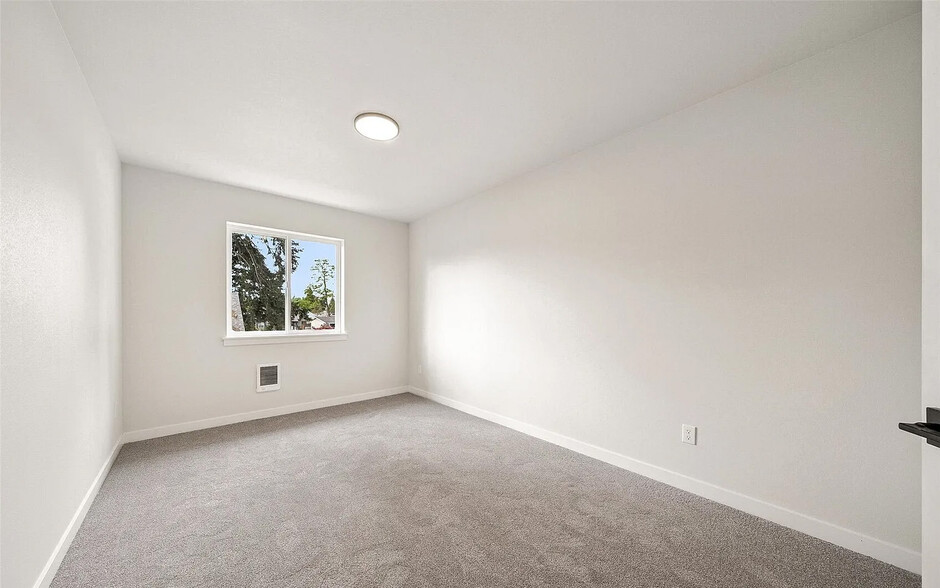 Building Photo - 428 113th St S