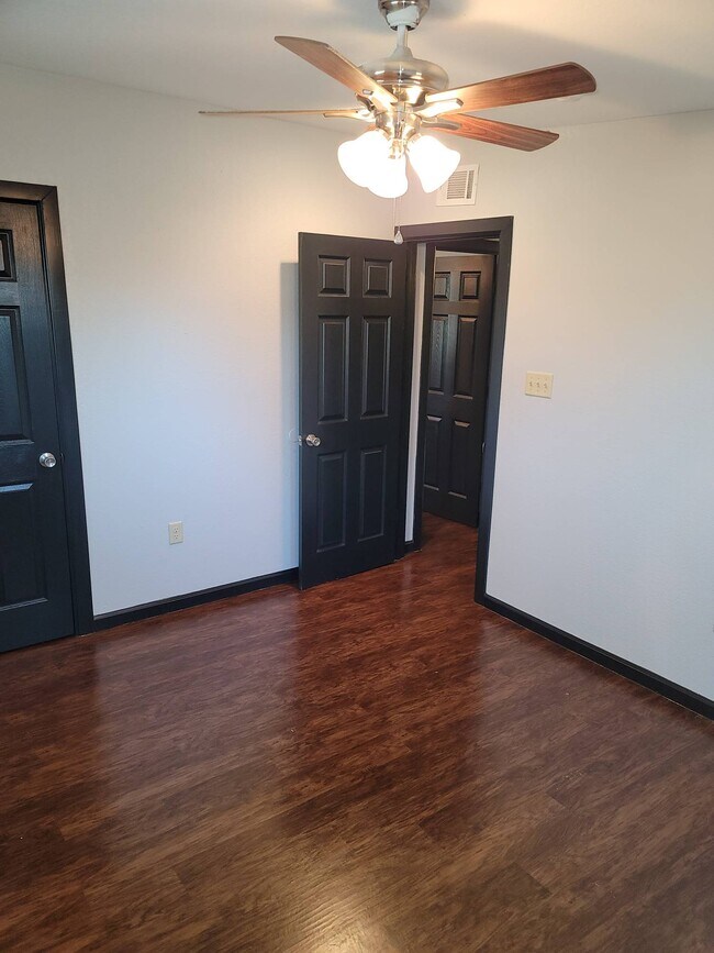 Building Photo - 1104 Bloomfield Dr