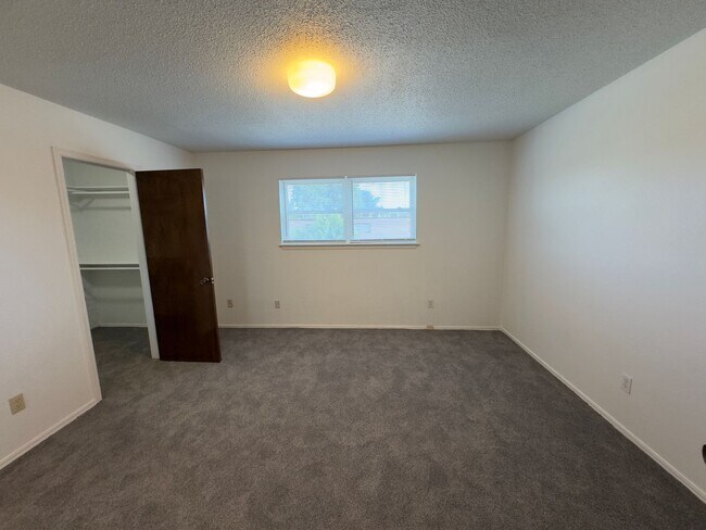 Building Photo - $500 OFF MOVE IN SPECIAL | Cozy Townhome in Quail Creek 2/2.5/2 Car Garage