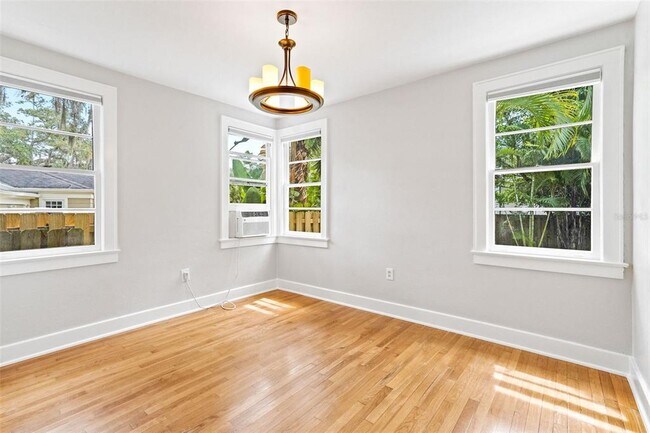 Building Photo - 205 Garden Cir N