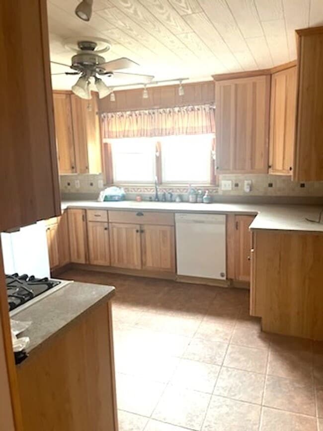 Building Photo - Five Bedroom Three Bath Home in Cross Lanes minutes from I-64 For Quick Access to Charleston and/...