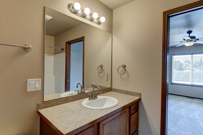 Building Photo - 3 Bedroom, 2.5 Bath Island Place Townhome
