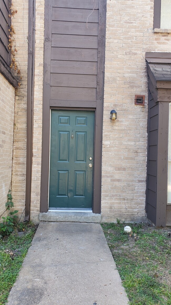 Building Photo - 15525 Weldon Dr