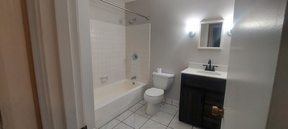Building Photo - 7098 Wildwood Cir