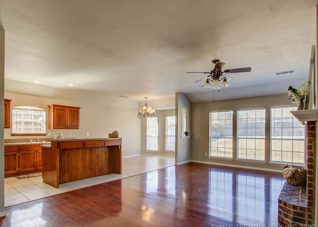 Building Photo - 12414 S Cedar Ave