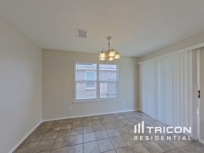 Building Photo - 910 Pryor Dr