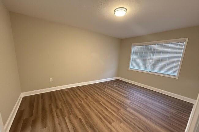 Building Photo - 811 S Lone Oak Dr