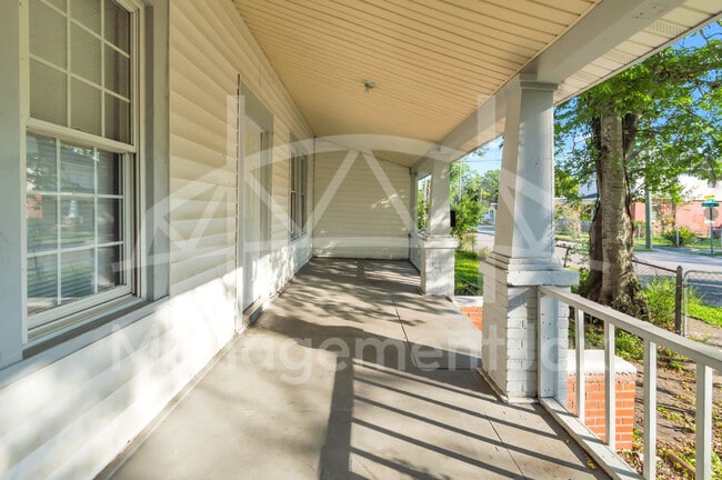 Building Photo - 2056 Moncrief Rd