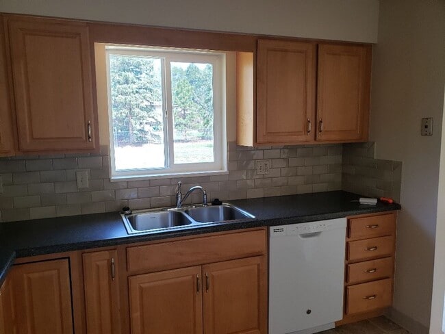 Building Photo - Nice 4 bedroom, 2 bath split level home
