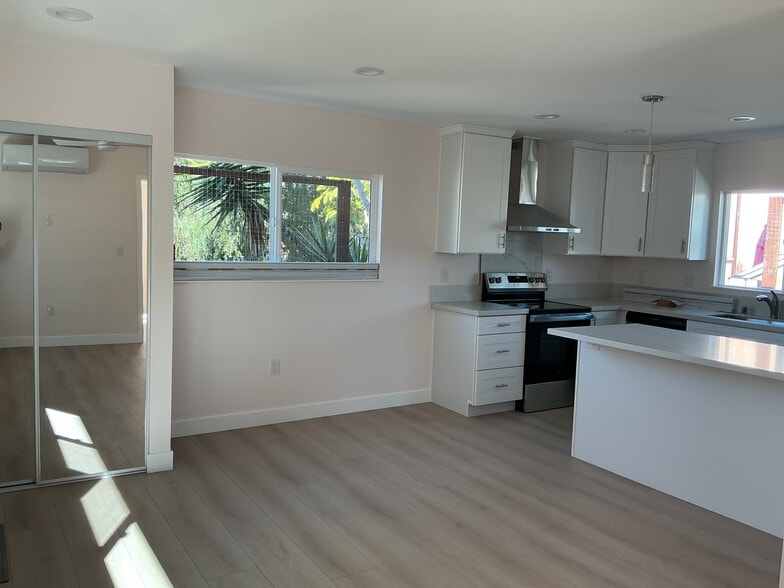 Building Photo - 5109 Dubois Dr