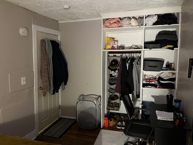 Building Photo - 2 Ford