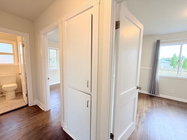 Building Photo - Updated 3-Bedroom Home with Fenced Yard & Garage in Portland