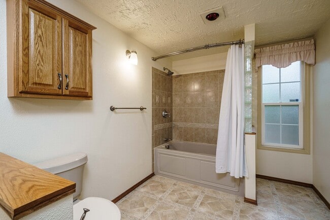Building Photo - 3 Bedroom 2 Bath Single Level with Fence B...