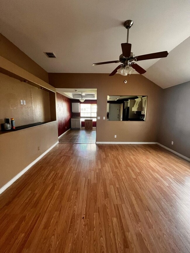 Building Photo - Large 3/2 Kingsville