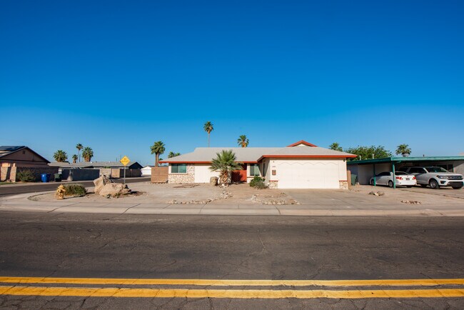 Building Photo - 2448 S Engler Ave